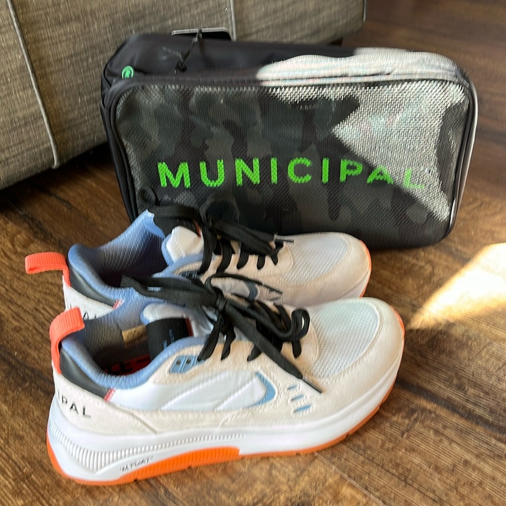 Municipal size 8/8.5 super comfortable sneakers.
